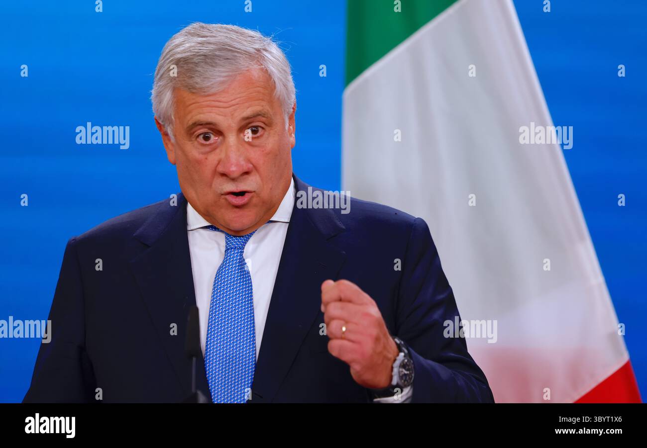 28 settembre 2023, Berlino, Germania: Berlino (Germania), 28/09/2023.- il ministro degli affari esteri italiano Antonio Tajani partecipa a una conferenza stampa con il ministro degli Esteri tedesco a Berlino, in Germania, il 28 settembre 2023. I loro colloqui si sono concentrati sulla cooperazione politica bilaterale ed europea. (Alemania, Italia) (immagine di credito: © Hannibal Hanschke/POOL via ZUMA Press Wire) Foto Stock