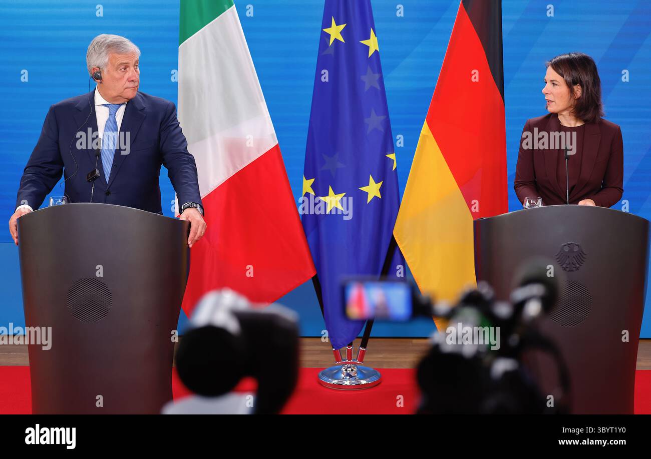 28 settembre 2023, Berlino, Germania: Berlino (Germania), 28/09/2023.- il ministro degli Esteri tedesco Annalena Baerbock (R) e il suo omologo italiano Antonio Tajani partecipano a una conferenza stampa a Berlino, Germania, il 28 settembre 2023. I loro colloqui si sono concentrati sulla cooperazione politica bilaterale ed europea. (Alemania, Italia) (immagine di credito: © Hannibal Hanschke/POOL via ZUMA Press Wire) Foto Stock