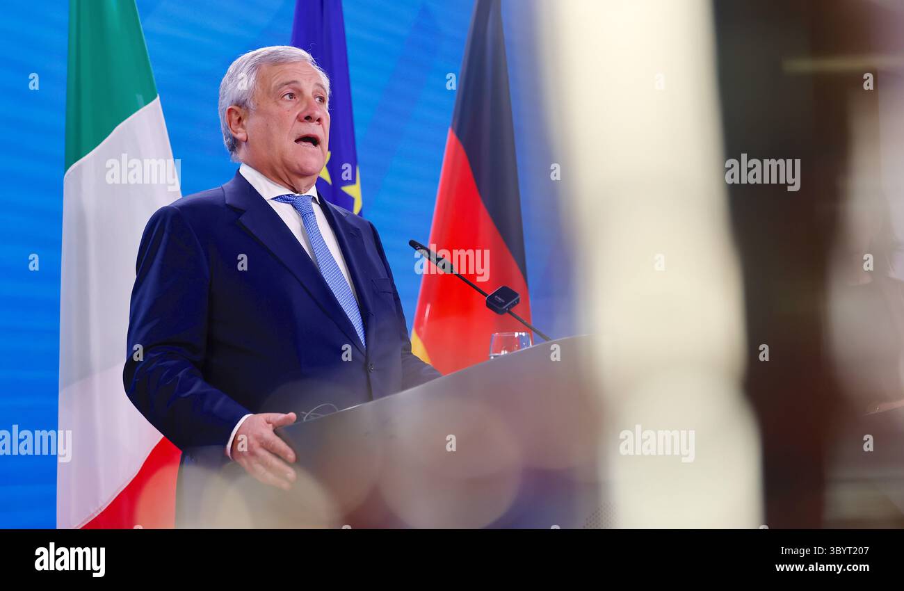 28 settembre 2023, Berlino, Germania: Berlino (Germania), 28/09/2023.- il ministro degli affari esteri italiano Antonio Tajani partecipa a una conferenza stampa con il ministro degli Esteri tedesco a Berlino, in Germania, il 28 settembre 2023. I loro colloqui si sono concentrati sulla cooperazione politica bilaterale ed europea. (Alemania, Italia) (immagine di credito: © Hannibal Hanschke/POOL via ZUMA Press Wire) Foto Stock