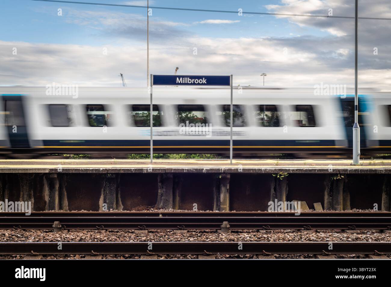 Un treno della South Western Railway (SWR) che passa per la stazione di Millbrook a Southampton, Hampshire, Inghilterra meridionale, Regno Unito Foto Stock