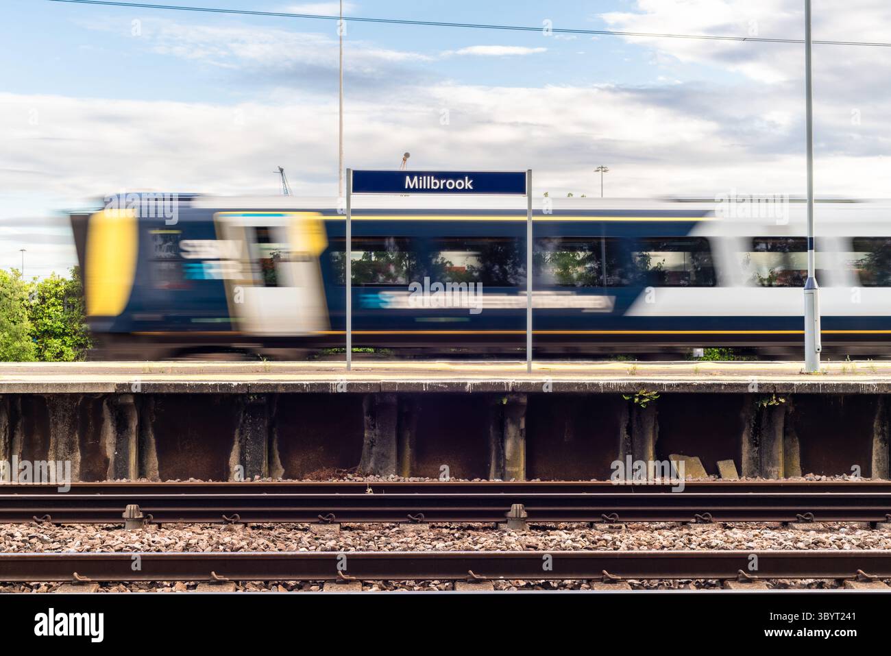 Un treno della South Western Railway (SWR) che passa per la stazione di Millbrook a Southampton, Hampshire, Inghilterra meridionale, Regno Unito Foto Stock