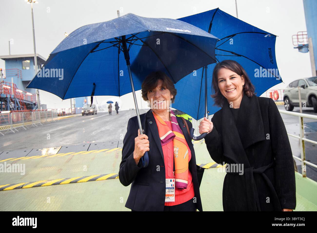 9 ottobre 2023, AMBURGO, Amburgo, Germania: Amburgo (Germania), 09/10/2023.- il ministro degli Esteri francese Catherine colonna (L) e il ministro degli Esteri tedesco Annalena Baerbock (R) condividono una risata il primo giorno di due giorni di ritiro del governo tedesco-francese ad Amburgo, Germania, 09 ottobre 2023. Riunione del gabinetto franco-tedesco ad Amburgo il presidente francese Emmanuel Macron e il cancelliere tedesco Olaf Scholz si incontreranno con i loro ministri ad Amburgo dal 9 al 10 ottobre per la riunione del gabinetto franco-tedesco. Le politiche comuni in materia di migrazione, energia e difesa sono in cima all'ordine del giorno del ritiro Foto Stock