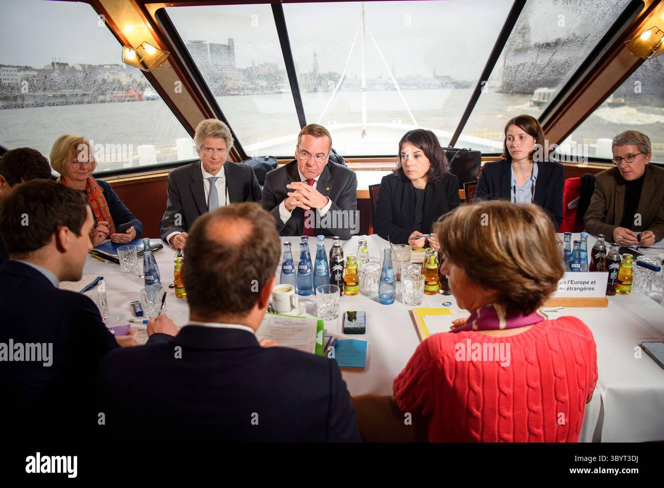 9 ottobre 2023, AMBURGO, Amburgo, Germania: Amburgo (Germania), 09/10/2023.- il ministro tedesco della difesa Boris Pistorius (3L) e il ministro tedesco degli affari esteri Annalena Baerbock (4L) tengono colloqui bilaterali con le loro controparti francesi a bordo di una barca per un breve tour attraverso il porto di Amburgo il primo giorno di un ritiro di due giorni del governo franco-tedesco ad Amburgo, in Germania, 09 ottobre 2023. Riunione del gabinetto franco-tedesco ad Amburgo il presidente francese Emmanuel Macron e il cancelliere tedesco Olaf Scholz si incontreranno con i loro ministri ad Amburgo dal 9 al 10 ottobre per il gabinetto franco-tedesco me Foto Stock