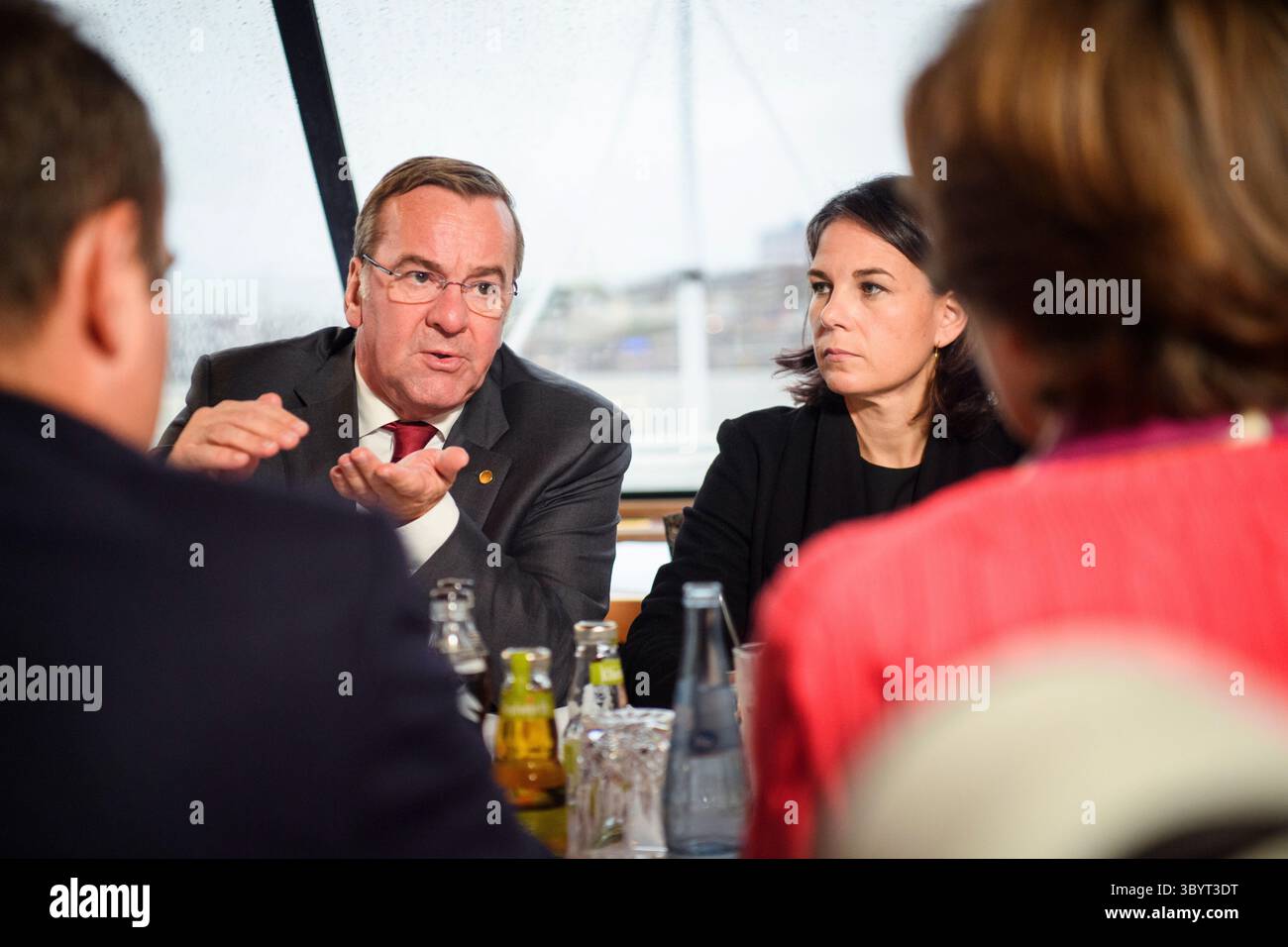 9 ottobre 2023, AMBURGO, Amburgo, Germania: Amburgo (Germania), 09/10/2023.- il ministro tedesco della difesa Boris Pistorius e il ministro tedesco degli affari esteri Annalena Baerbock tengono colloqui bilaterali con le loro controparti francesi a bordo di una barca per un breve tour attraverso il porto di Amburgo il primo giorno di un ritiro di due giorni del governo franco-tedesco ad Amburgo, Germania, 09 ottobre 2023. Riunione del gabinetto franco-tedesco ad Amburgo il presidente francese Emmanuel Macron e il cancelliere tedesco Olaf Scholz si incontreranno con i loro ministri ad Amburgo dal 9 al 10 ottobre per la riunione del gabinetto franco-tedesco. Ad alta velocità Foto Stock