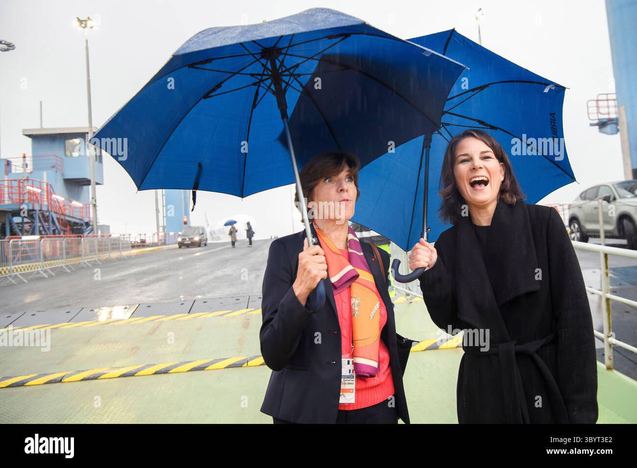 9 ottobre 2023, AMBURGO, Amburgo, Germania: Amburgo (Germania), 09/10/2023.- il ministro degli Esteri francese Catherine colonna (L) e il ministro degli Esteri tedesco Annalena Baerbock (R) condividono una risata il primo giorno di due giorni di ritiro del governo tedesco-francese ad Amburgo, Germania, 09 ottobre 2023. Riunione del gabinetto franco-tedesco ad Amburgo il presidente francese Emmanuel Macron e il cancelliere tedesco Olaf Scholz si incontreranno con i loro ministri ad Amburgo dal 9 al 10 ottobre per la riunione del gabinetto franco-tedesco. Le politiche comuni in materia di migrazione, energia e difesa sono in cima all'ordine del giorno del ritiro Foto Stock