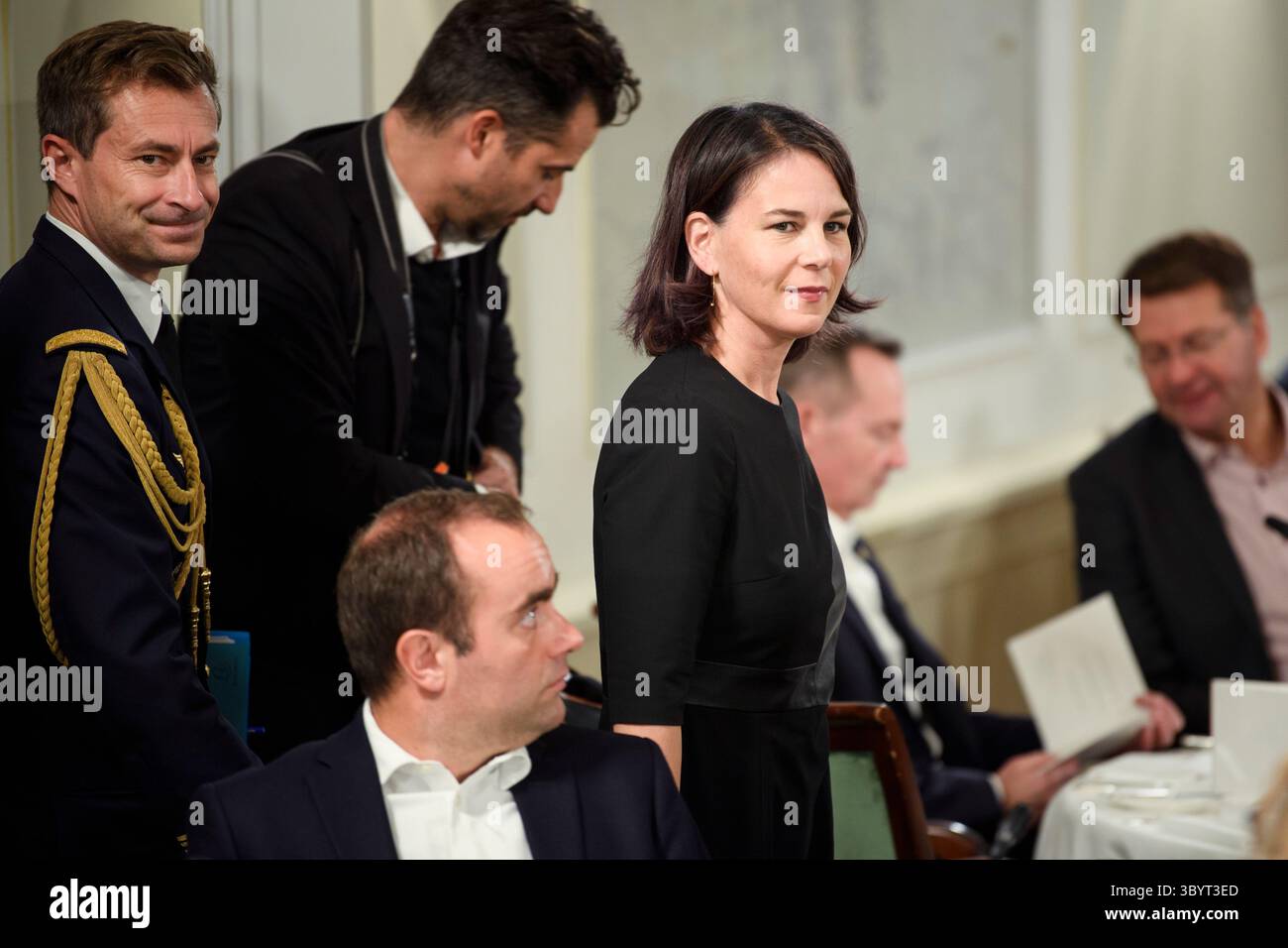 9 ottobre 2023, AMBURGO, Amburgo, Germania: Amburgo (Germania), 09/10/2023.- il ministro tedesco degli affari esteri Annalena Baerbock arriva per un raduno dei membri del governo tedesco e francese per la prima riunione congiunta il primo giorno di un ritiro di due giorni del governo tedesco-francese ad Amburgo, Germania, 09 ottobre 2023. Riunione del gabinetto franco-tedesco ad Amburgo il presidente francese Emmanuel Macron e il cancelliere tedesco Olaf Scholz si incontreranno con i loro ministri ad Amburgo dal 9 al 10 ottobre per la riunione del gabinetto franco-tedesco. In cima all'ordine del giorno per la ritirata sono comuni p Foto Stock