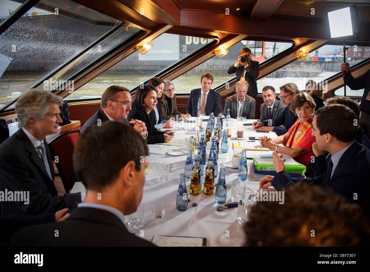 9 ottobre 2023, AMBURGO, Amburgo, Germania: Amburgo (Germania), 09/10/2023.- il ministro tedesco della difesa Boris Pistorius (3-L) e il ministro tedesco degli affari esteri Annalena Baerbock (4-L) tengono un colloquio bilaterale con le loro controparti francesi Sebastien Lecornu (oscurato) e Catherine colonna (C-R) a bordo di una barca per un breve tour attraverso il porto di Amburgo il primo giorno di due giorni di ritiro del governo franco-tedesco ad Amburgo, Germania, 09 ottobre 2023. Riunione del gabinetto franco-tedesco ad Amburgo il presidente francese Emmanuel Macron e il cancelliere tedesco Olaf Scholz si incontreranno con i loro ministri Foto Stock