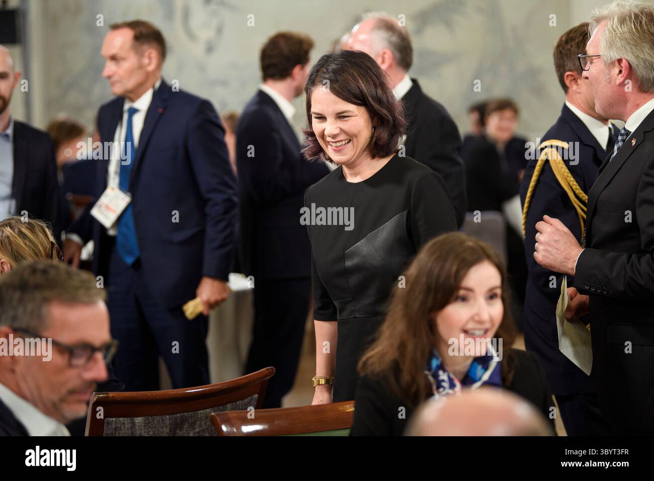 9 ottobre 2023, AMBURGO, Amburgo, Germania: Amburgo (Germania), 09/10/2023.- il ministro tedesco degli affari esteri Annalena Baerbock arriva per un raduno dei membri del governo tedesco e francese per la prima riunione congiunta il primo giorno di un ritiro di due giorni del governo tedesco-francese ad Amburgo, Germania, 09 ottobre 2023. Riunione del gabinetto franco-tedesco ad Amburgo il presidente francese Emmanuel Macron e il cancelliere tedesco Olaf Scholz si incontreranno con i loro ministri ad Amburgo dal 9 al 10 ottobre per la riunione del gabinetto franco-tedesco. In cima all'ordine del giorno per la ritirata sono comuni p Foto Stock