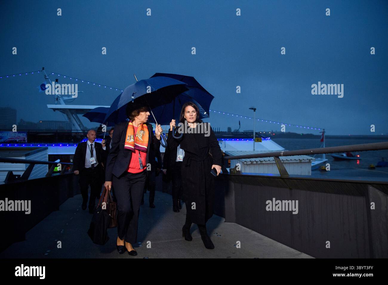9 ottobre 2023, AMBURGO, Amburgo, Germania: Amburgo (Germania), 09/10/2023.- il ministro degli esteri tedesco Annalena Baerbock (R) e la sua controparte francese Catherine colonna lasciano una barca dopo un breve tour attraverso il porto di Amburgo il primo giorno di un ritiro del governo tedesco-francese di due giorni ad Amburgo, Germania, 09 ottobre 2023. Riunione del gabinetto franco-tedesco ad Amburgo il presidente francese Emmanuel Macron e il cancelliere tedesco Olaf Scholz si incontreranno con i loro ministri ad Amburgo dal 9 al 10 ottobre per la riunione del gabinetto franco-tedesco. In cima all'ordine del giorno per la ritirata ci sono le politiche comuni re Foto Stock