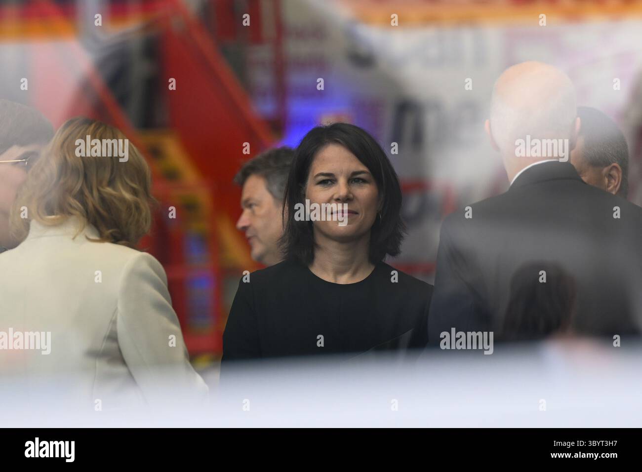 9 ottobre 2023, AMBURGO, Germania: Amburgo (Germania), 09/10/2023.- il ministro degli Esteri tedesco Annalena Baerbock si erge dietro un vetro in cui il riflesso di un aereo della delegazione tedesca può essere visto come le delegazioni francese e tedesca arrivano per una riunione congiunta di gabinetto franco-tedesco ad Amburgo, Germania, 09 ottobre 2023. (Francia, Alemania, Hamburgo) (immagine di credito: © Filip Singer/POOL via ZUMA Press Wire) Foto Stock