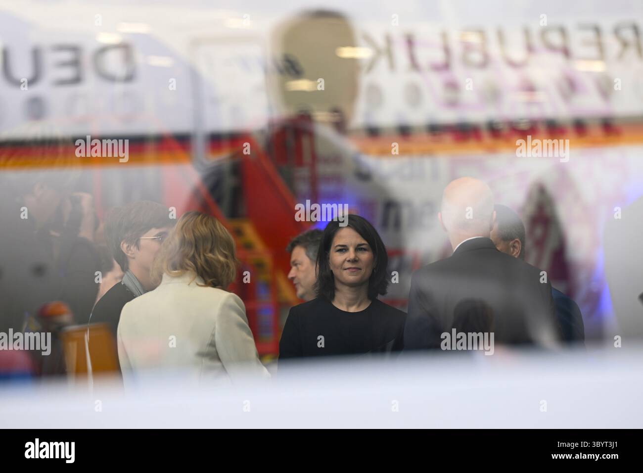 9 ottobre 2023, AMBURGO, Germania: Amburgo (Germania), 09/10/2023.- il ministro degli Esteri tedesco Annalena Baerbock si erge dietro un vetro in cui il riflesso di un aereo della delegazione tedesca può essere visto come le delegazioni francese e tedesca arrivano per una riunione congiunta di gabinetto franco-tedesco ad Amburgo, Germania, 09 ottobre 2023. (Francia, Alemania, Hamburgo) (immagine di credito: © Filip Singer/POOL via ZUMA Press Wire) Foto Stock