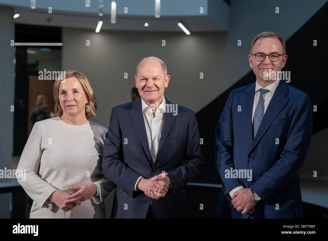 25 gennaio 2024, Eschweiler, Nordrhein-Westfalen, Germania: Eschweiler (Germania), 25/01/2024.- il Cancelliere tedesco Olaf Scholz (C) si trova accanto ai proprietari della Barbor Beauty Company Isabel Bonacker (L) e del Dr. Martin Grablowitz (R) nella hall del nuovo stabilimento di produzione vicino a Eschweiler, Germania, 25 gennaio 2024. (Alemania) (immagine di credito: © Jutta Prechtel/POOL via ZUMA Press Wire) Foto Stock