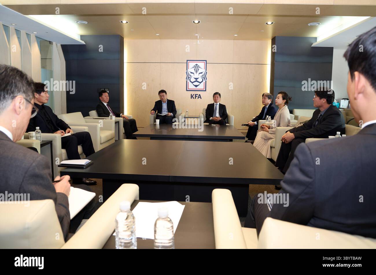 16 febbraio 2024, Seoul, Corea, Repubblica di: Seoul (Corea, Repubblica di), 16/02/2024.- Chung Mong-gyu (C-R), presidente della Korea Football Association (KFA), e altri membri del Consiglio organizzano una riunione del Consiglio KFA presso la sede della KFA a Seoul, Corea del Sud, 16 febbraio 2024, per decidere il destino del capo allenatore della squadra nazionale maschile Jurgen Klinsmann. (Corea del Sur, Seúl) (immagine di credito: © Yonhap/POOL via ZUMA Press Wire) Foto Stock
