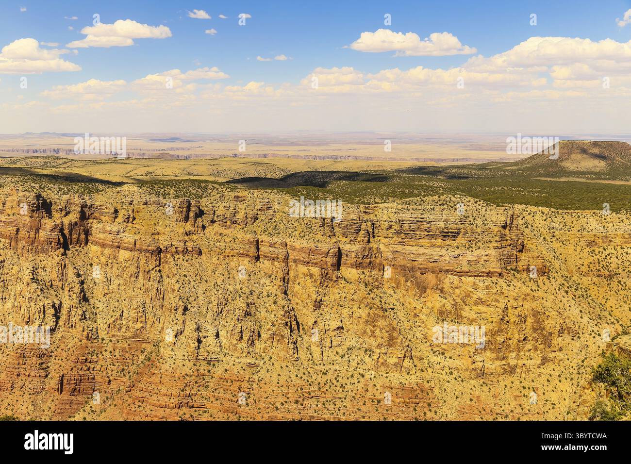 Guardando una ripida parete di canyon nel Parco Nazionale del Grand Canyon in Arizona. Ci sono diversi strati di roccia. Sullo sfondo delle curve del Grand Canyon Foto Stock