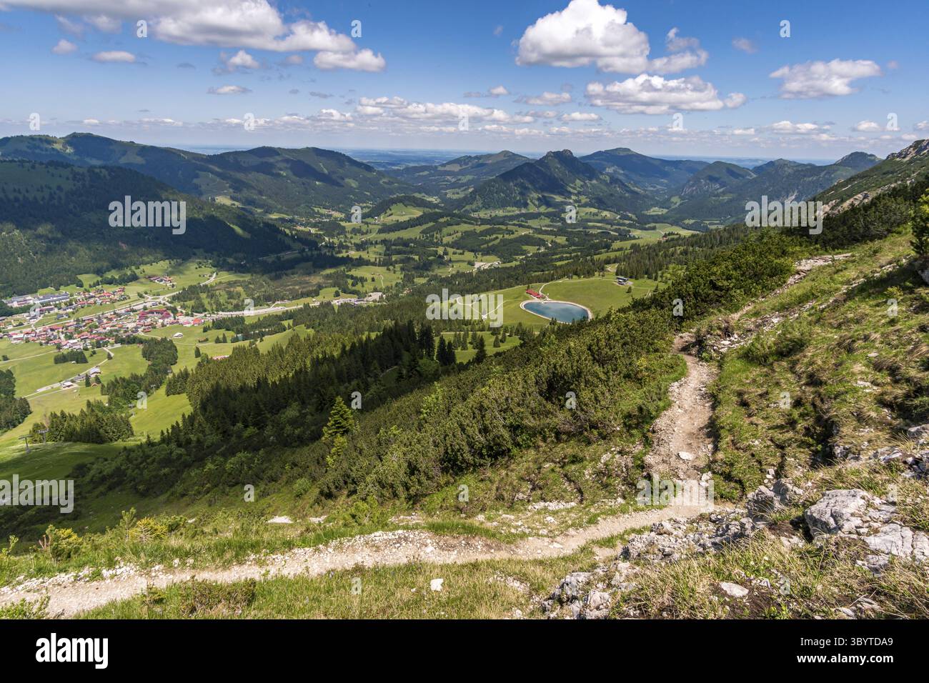 Arrampicandosi sulla Via Ferrata di Edelrid fino alla cima di Iseler nei pressi di Oberjoch Bad Hindelang nei monti Allgau Foto Stock