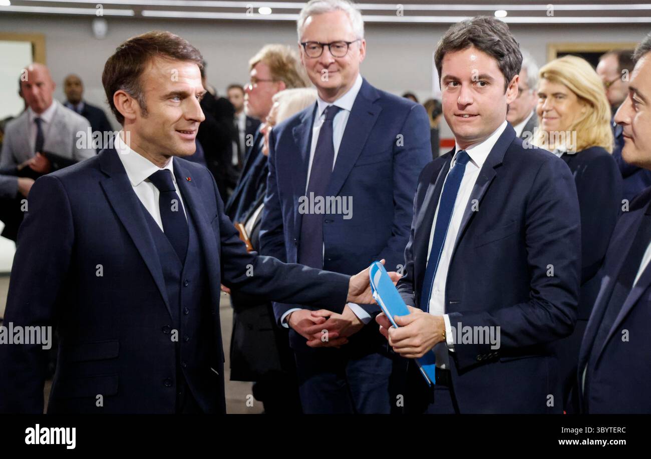 12 marzo 2024, Parigi, Francia: Parigi (Francia), 12/03/2024.- il presidente francese Emmanuel Macron (L) parla con il ministro francese dell'economia e delle finanze Bruno le Maire, il primo ministro francese Gabriel Attal, il vice ministro francese delle collettività territoriali e della Ruralità Dominique Faure e il ministro francese degli interni e d'oltremare Gerald Darmanin durante un incontro con alti funzionari governativi a Parigi, Francia, 12 marzo 2024. (Francia) (immagine di credito: © Ludovic Marin/POOL via ZUMA Press Wire) Foto Stock