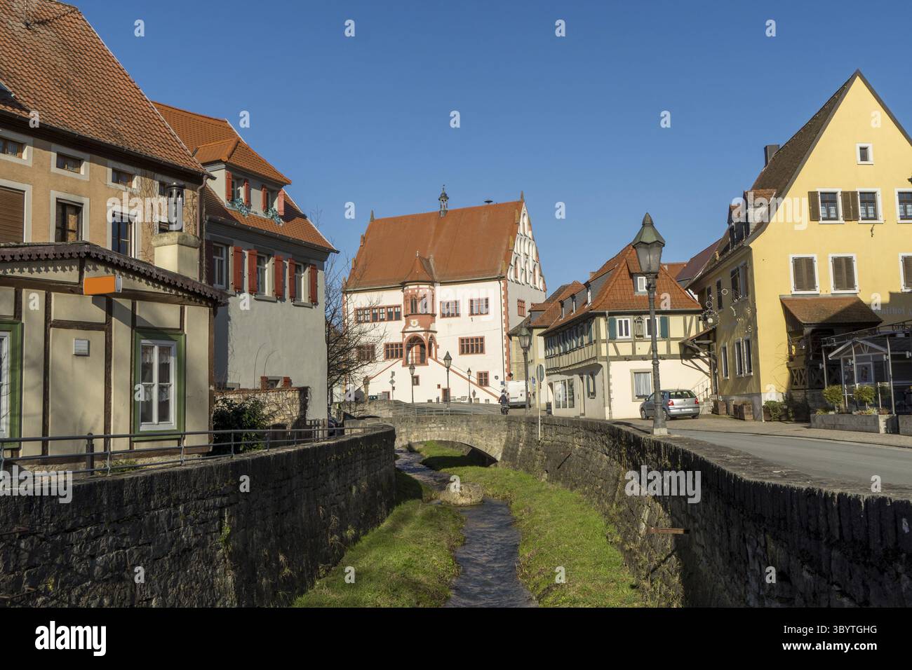 Casa cittadina della città tedesca chiamata Dettelbach con cielo blu Foto Stock