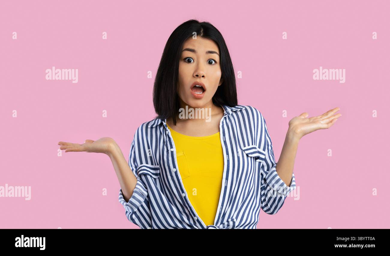 Confusa e perplessa giovane donna asiatica di rugging in studio Foto Stock