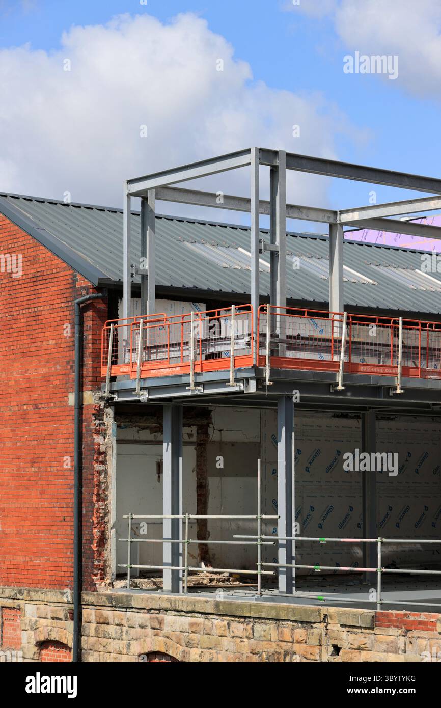 Installazione di telai in acciaio per la costruzione di collegamenti civici Radcliffe a Greater manchester nel regno unito Foto Stock