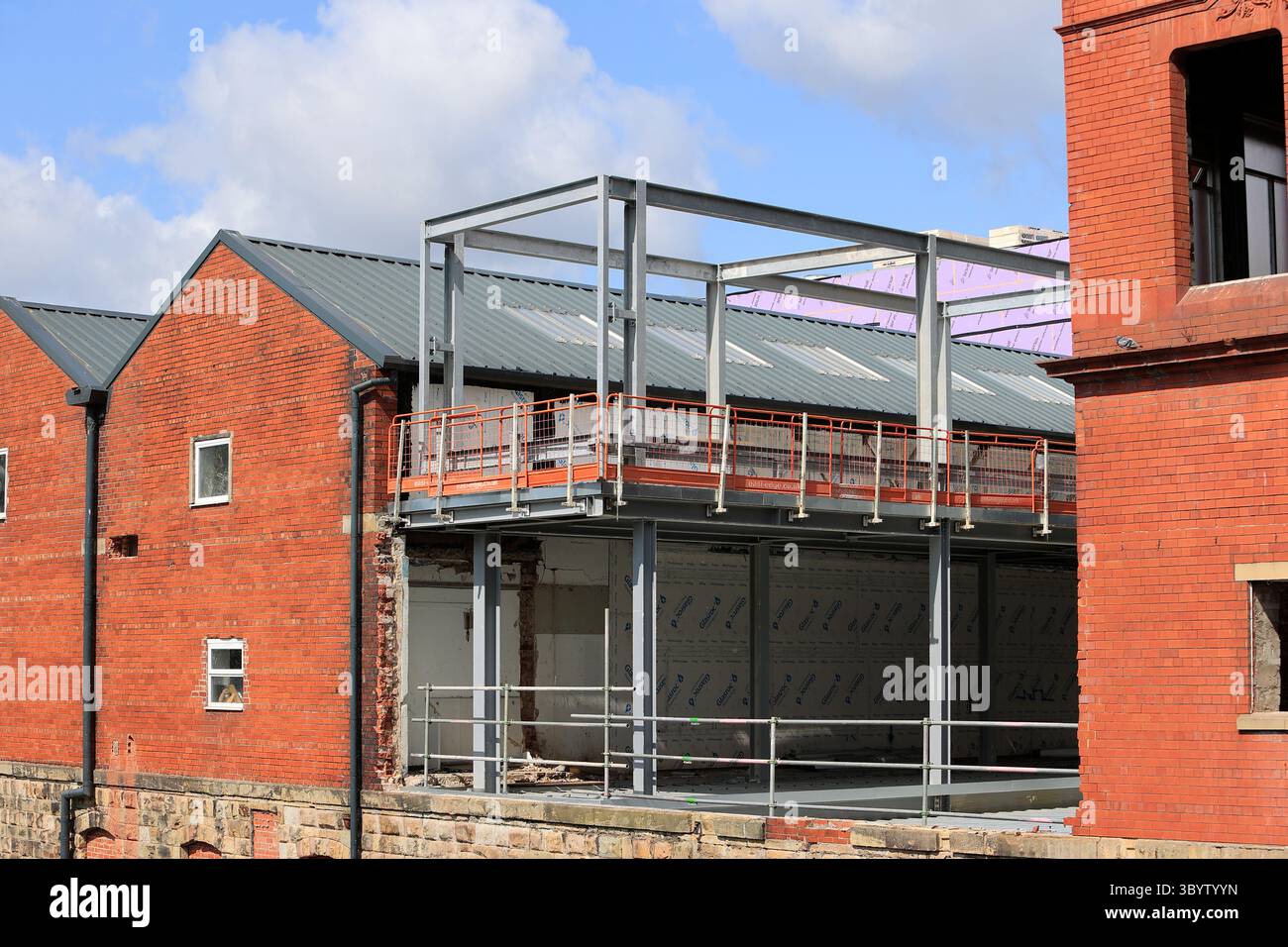 Installazione di telai in acciaio per la costruzione di collegamenti civici Radcliffe a Greater manchester nel regno unito Foto Stock