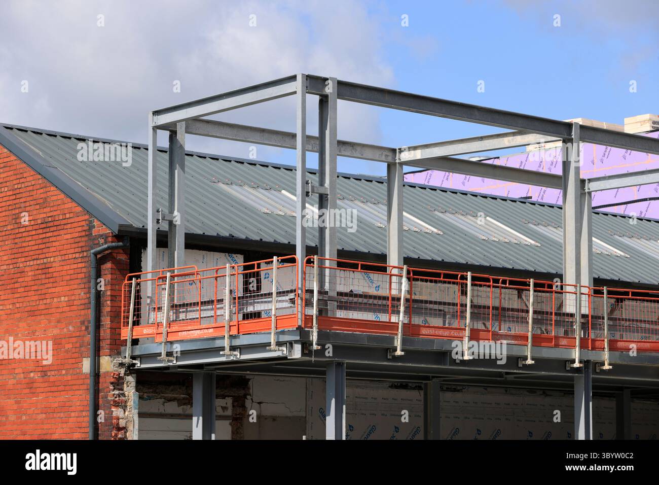 Installazione di telai in acciaio per la costruzione di collegamenti civici Radcliffe a Greater manchester nel regno unito Foto Stock