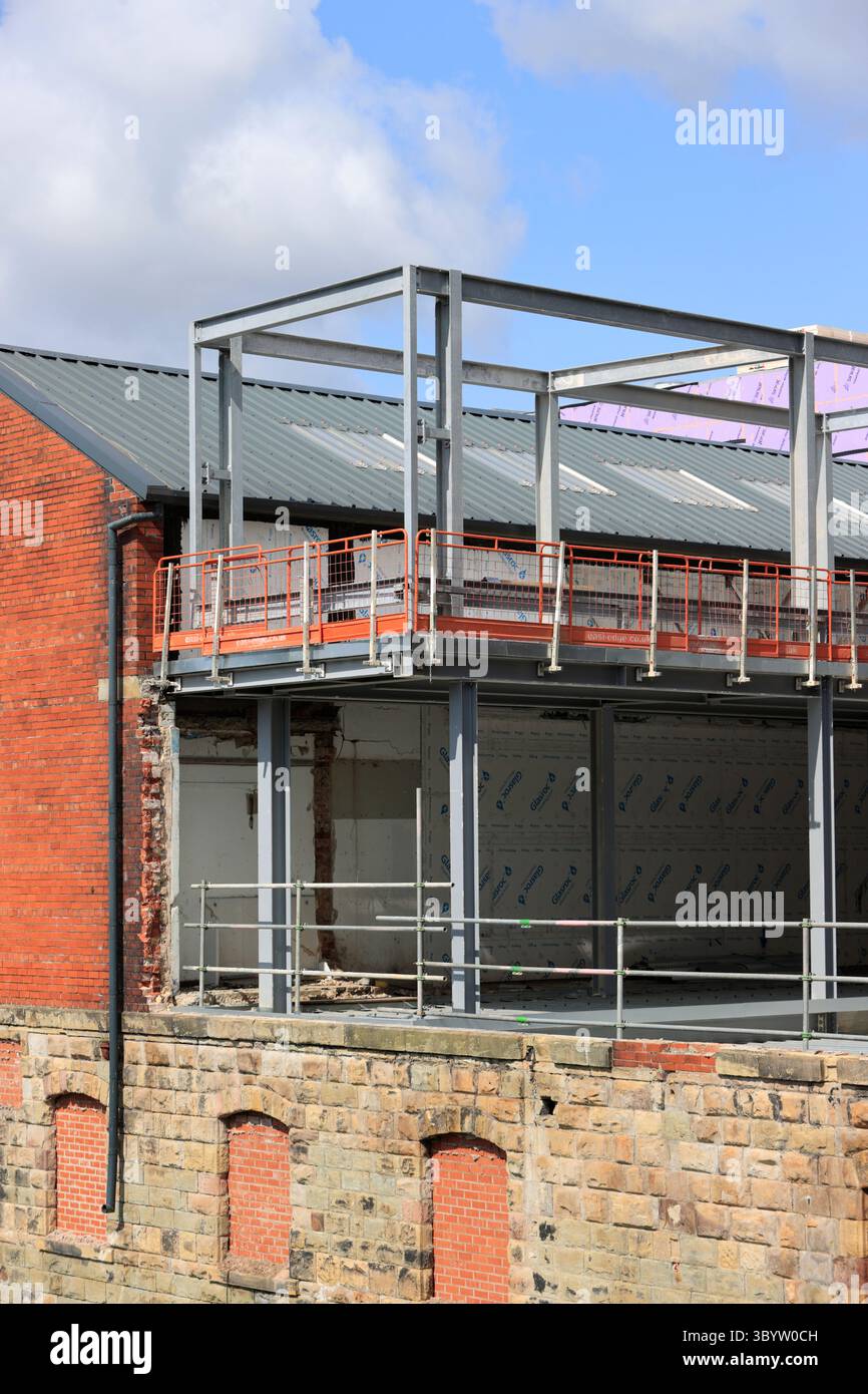 Installazione di telai in acciaio per la costruzione di collegamenti civici Radcliffe a Greater manchester nel regno unito Foto Stock