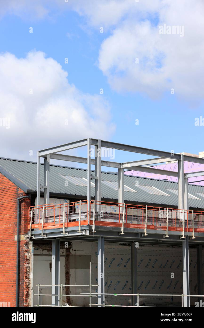 Installazione di telai in acciaio per la costruzione di collegamenti civici Radcliffe a Greater manchester nel regno unito Foto Stock