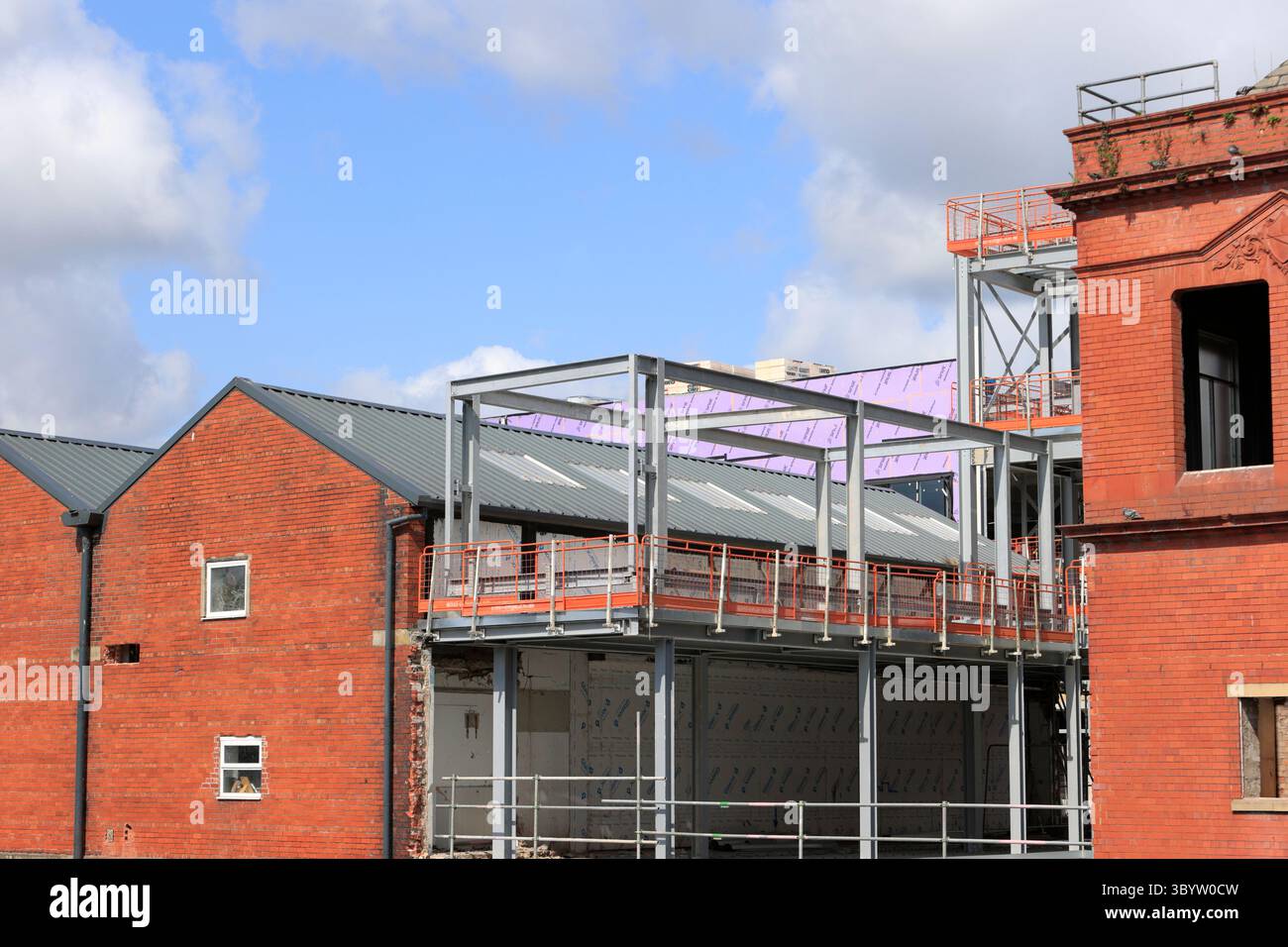 Installazione di telai in acciaio per la costruzione di collegamenti civici Radcliffe a Greater manchester nel regno unito Foto Stock