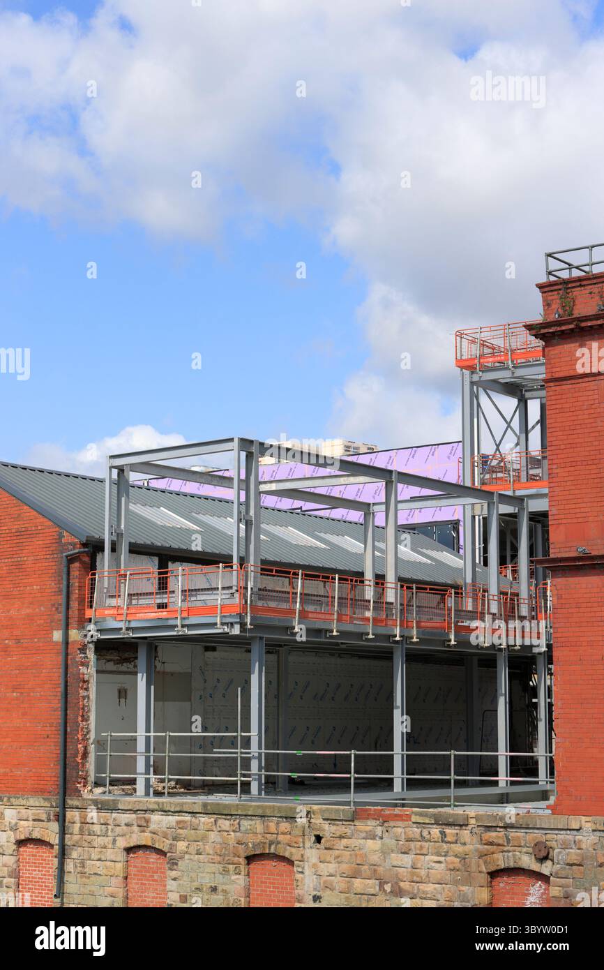 Installazione di telai in acciaio per la costruzione di collegamenti civici Radcliffe a Greater manchester nel regno unito Foto Stock