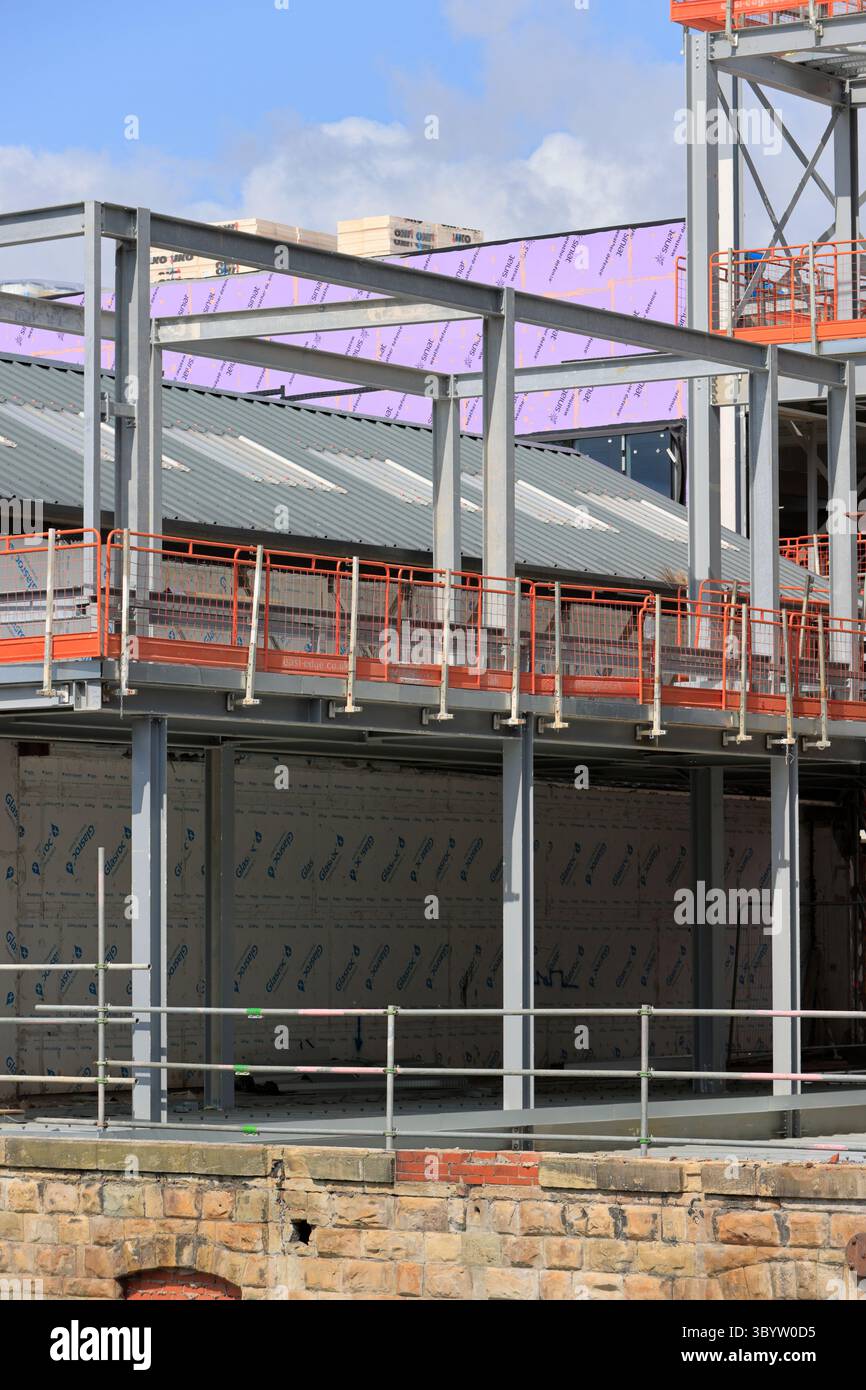 Installazione di telai in acciaio per la costruzione di collegamenti civici Radcliffe a Greater manchester nel regno unito Foto Stock