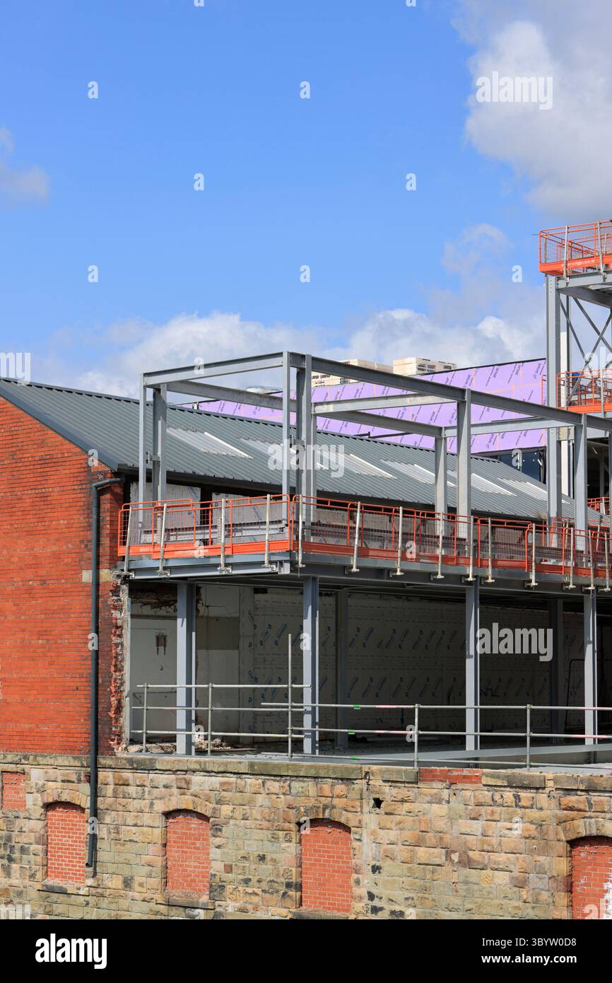 Installazione di telai in acciaio per la costruzione di collegamenti civici Radcliffe a Greater manchester nel regno unito Foto Stock