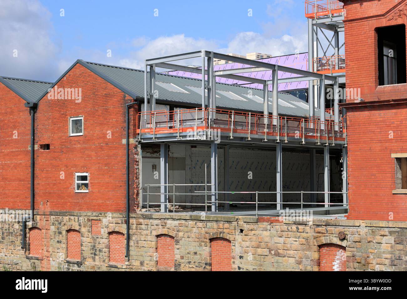Installazione di telai in acciaio per la costruzione di collegamenti civici Radcliffe a Greater manchester nel regno unito Foto Stock