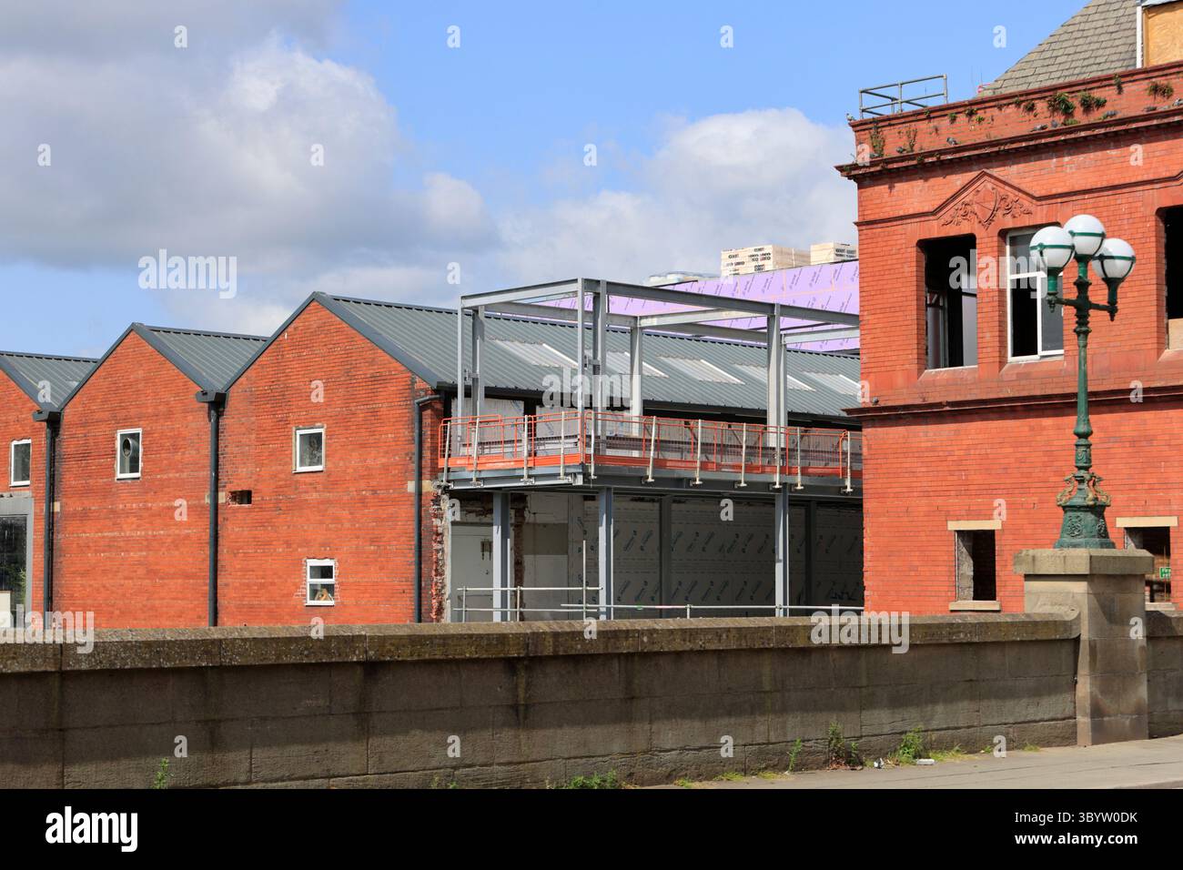 Installazione di telai in acciaio per la costruzione di collegamenti civici Radcliffe a Greater manchester nel regno unito Foto Stock