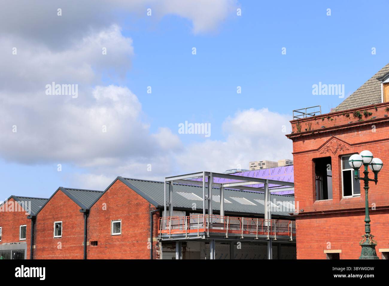 Installazione di telai in acciaio per la costruzione di collegamenti civici Radcliffe a Greater manchester nel regno unito Foto Stock