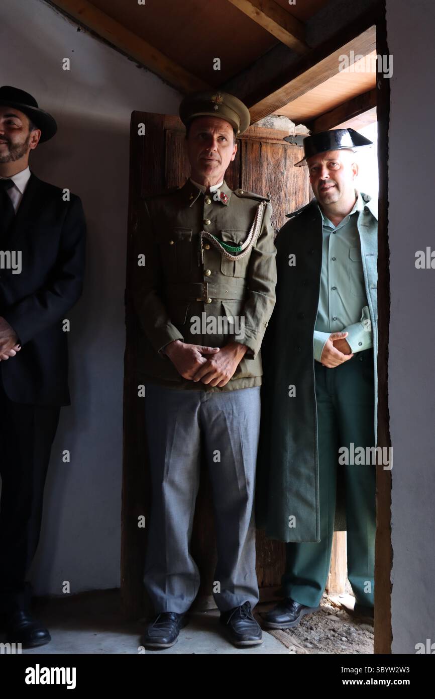 Personaggi del giorno tradizionale di Chirche vestiti come autorità, una guardia civile e un soldato dell'esercito spagnolo. Foto Stock