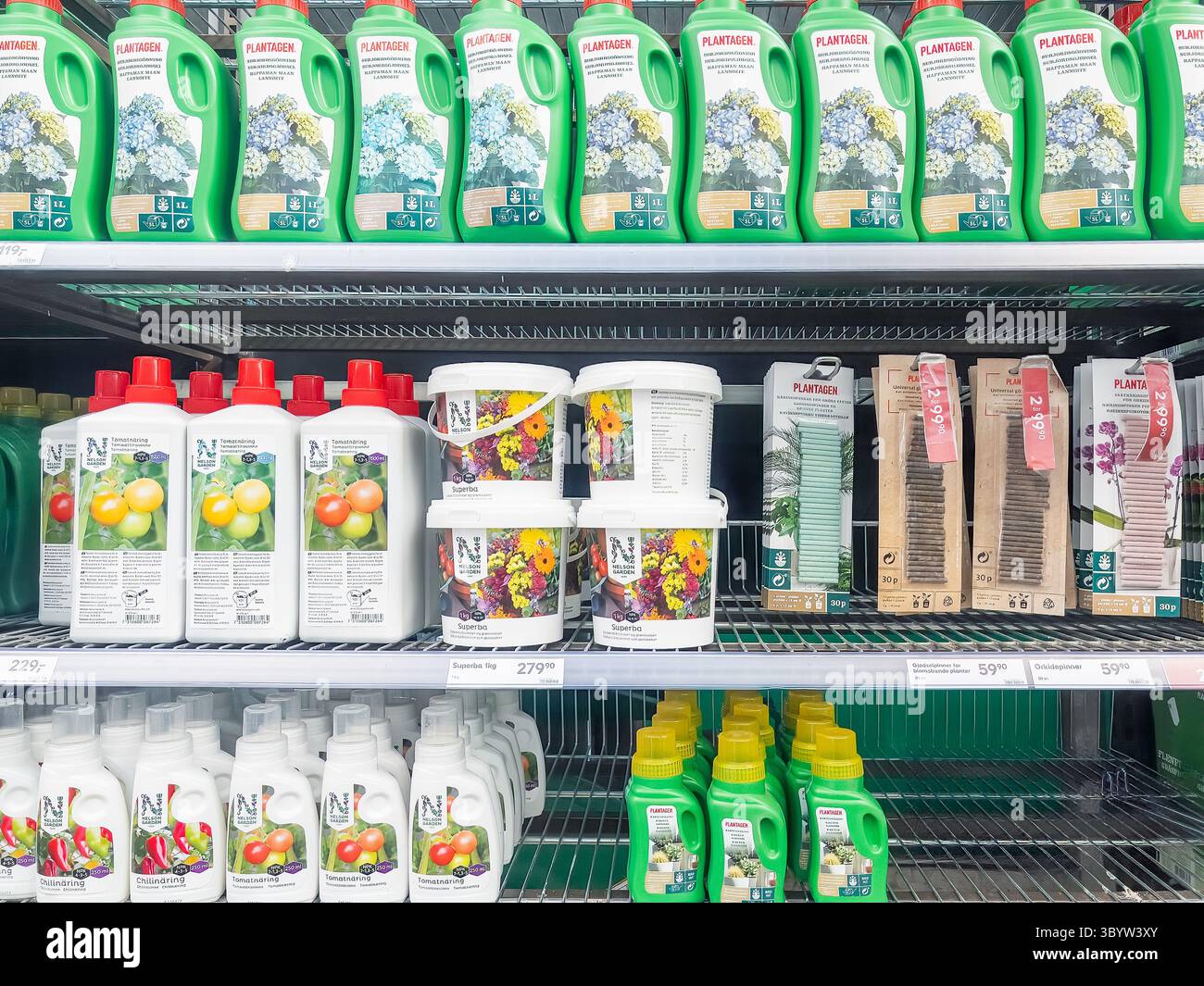 Porsgrunn, Norvegia - 06 aprile 2025: Scaffali pieni di articoli per il giardinaggio, con fertilizzanti e prodotti per la cura delle piante in confezioni colorate e n Foto Stock