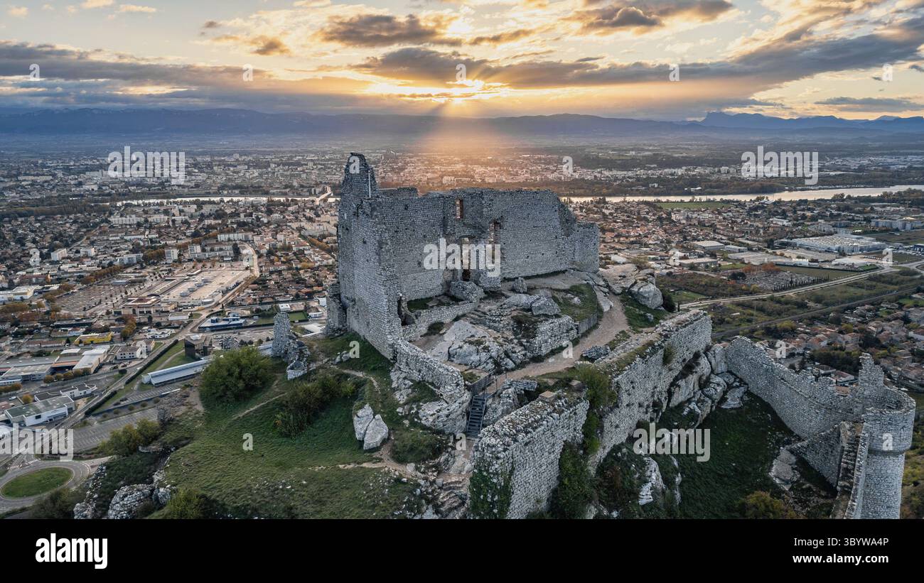 Rovine di Château de Crussol, un castello medievale del XII secolo su una collina che domina la valle di Rhône a Saint-Péray, Ardèche, di fronte a Valence, Franc Foto Stock