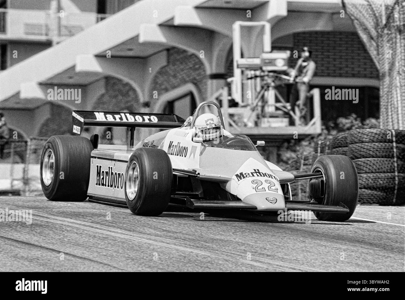 1982 Andrea de Cesaris - Marlboro Alfa Romeo 182 - F1 Long Beach Grand Prix - Imacon Original negative Scan Foto Stock