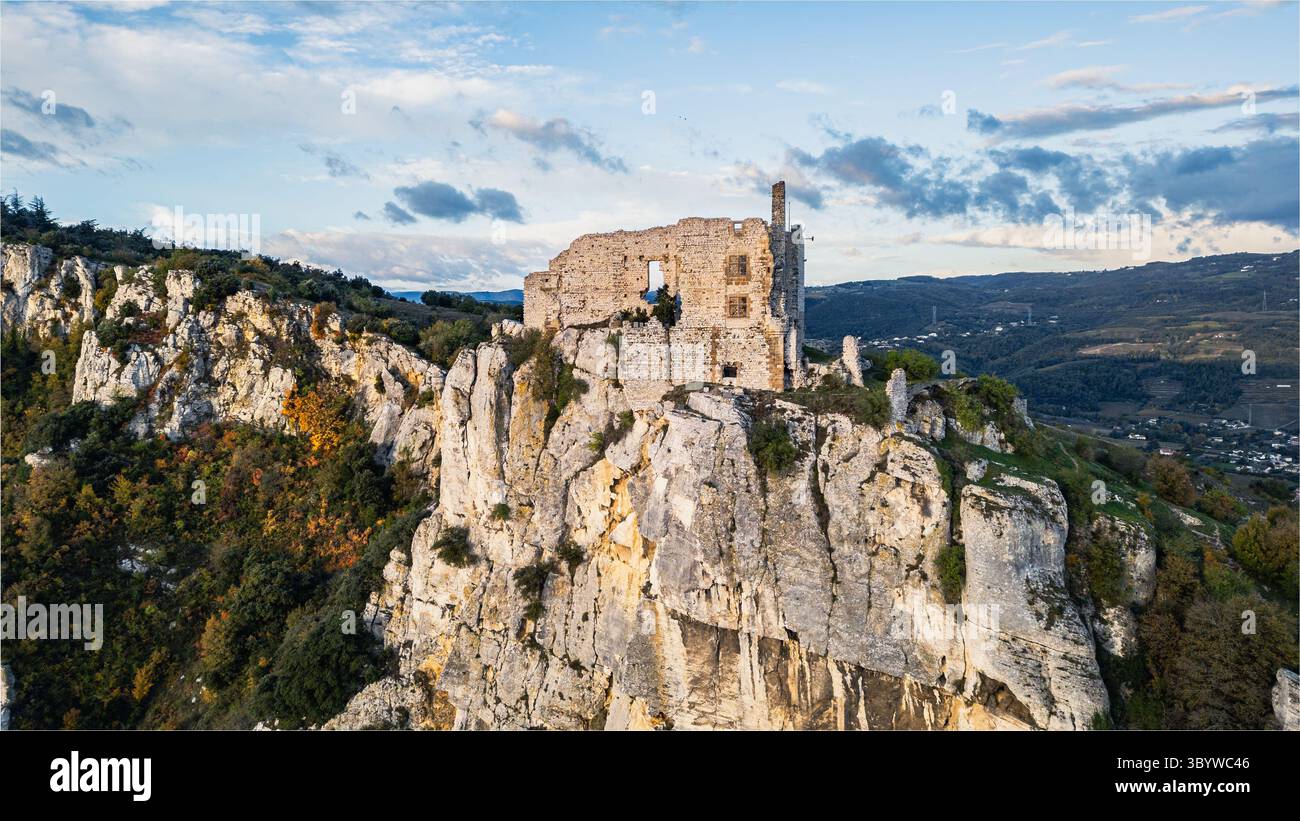 Rovine di Château de Crussol, un castello medievale del XII secolo su una collina che domina la valle di Rhône a Saint-Péray, Ardèche, di fronte a Valence, Franc Foto Stock