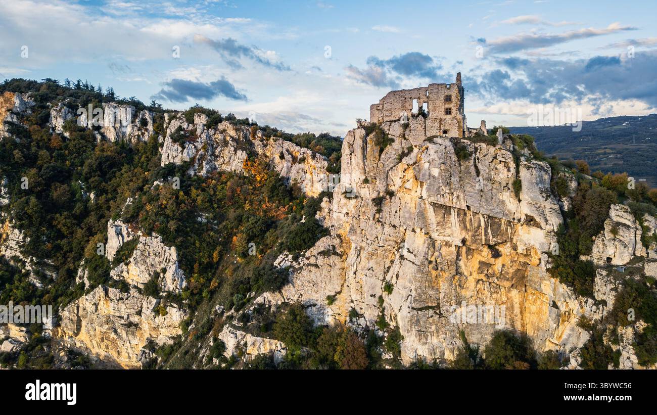 Rovine di Château de Crussol, un castello medievale del XII secolo su una collina che domina la valle di Rhône a Saint-Péray, Ardèche, di fronte a Valence, Franc Foto Stock