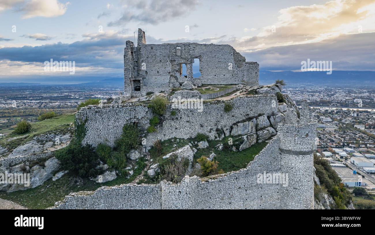 Rovine di Château de Crussol, un castello medievale del XII secolo su una collina che domina la valle di Rhône a Saint-Péray, Ardèche, di fronte a Valence, Franc Foto Stock