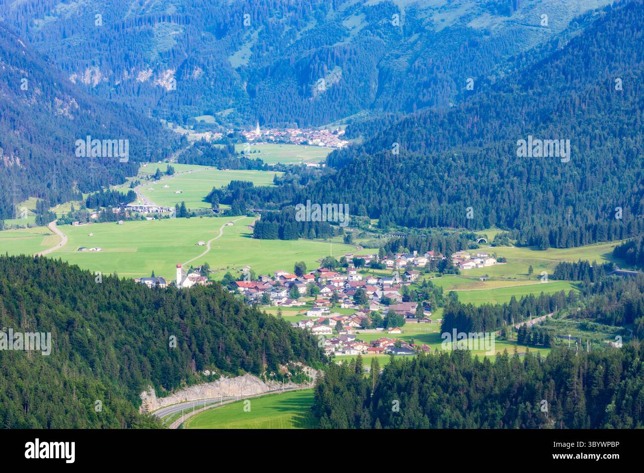 Heiterwang: Villaggio di Heiterwang (fronte), villaggio di Bichlbach (retro), valle di Grundbach nella Tiroler Zugspitz Arena, Tirolo, Austria Foto Stock