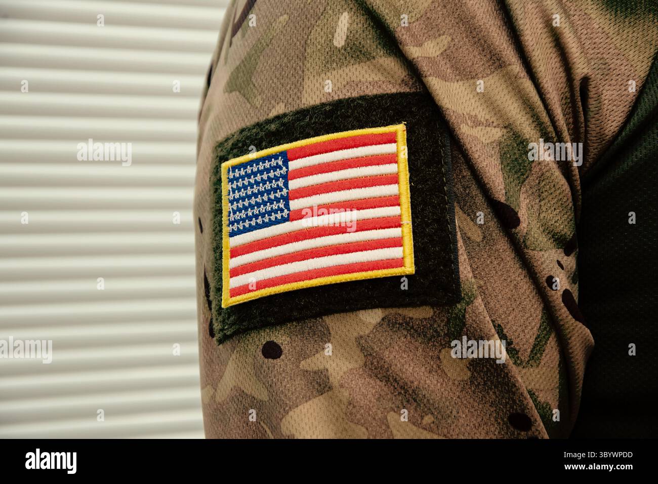 Frammento di abbigliamento militare con patch di bandiera americana. Equipaggiamento dell'esercito in primo piano Foto Stock