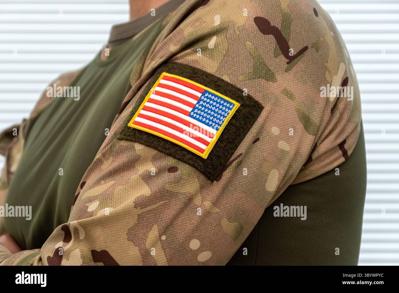 Bandiera americana sulle uniformi militari con camuffamento. Un simbolo di identità nazionale e di difesa Foto Stock