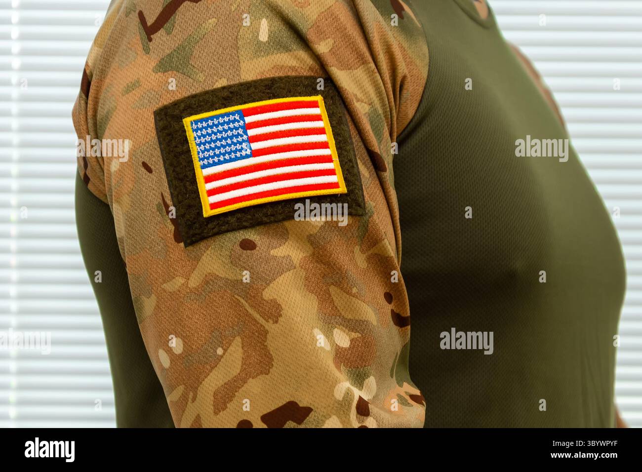 Uniforme militare DEGLI STATI UNITI con la patch della bandiera degli Stati Uniti sulla manica. Camuffamento e simbolo di patriottismo Foto Stock