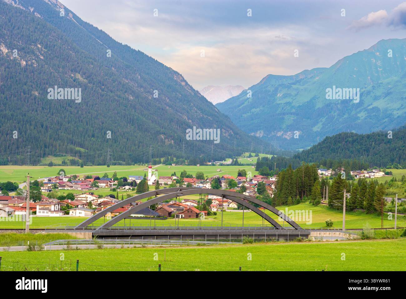Heiterwang: Villaggio e chiesa Heiterwang, valle di Grundbach, zona di Zwischentoren, Außerfern in Tiroler Zugspitz Arena, Tirolo, Austria Foto Stock