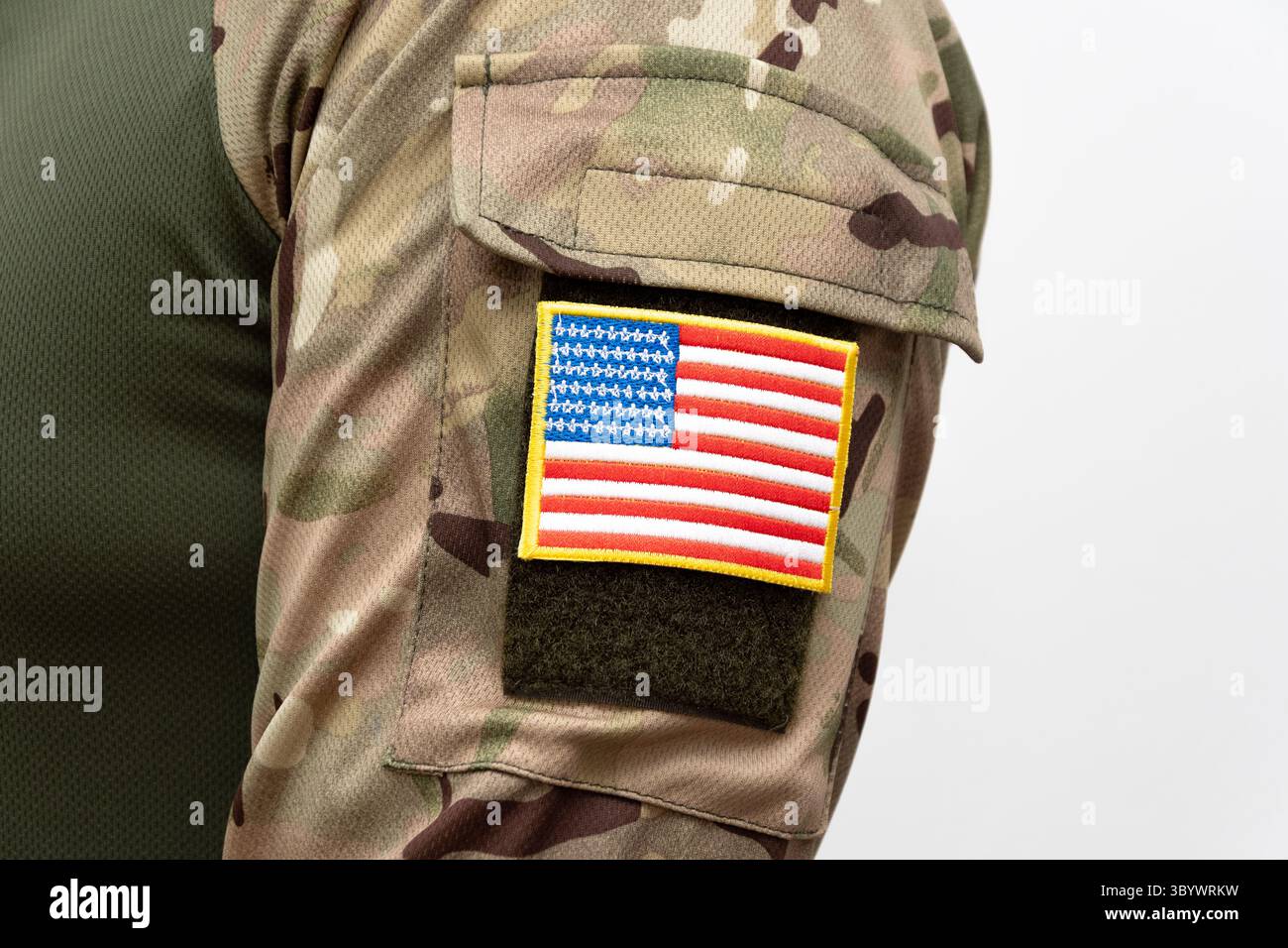 Uniforme militare con la bandiera degli Stati Uniti d'America su sfondo bianco Foto Stock