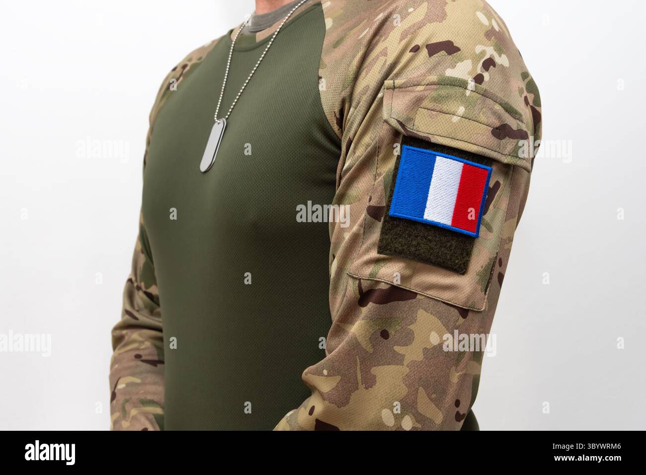 Soldato francese in abbigliamento tattico con maniche mimetiche e badge in metallo Foto Stock