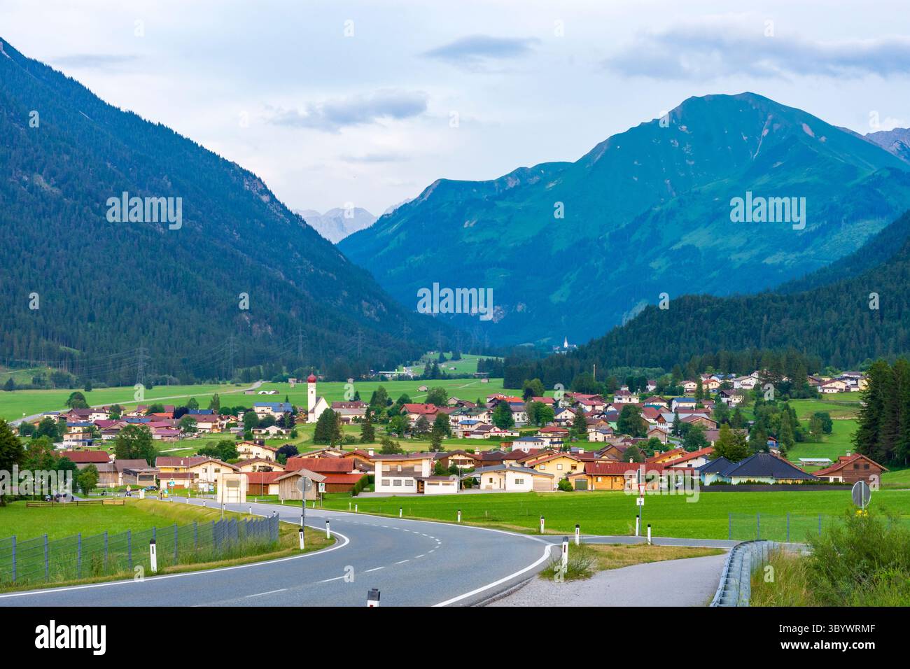 Heiterwang: Villaggio e chiesa Heiterwang, valle di Grundbach, zona di Zwischentoren, Außerfern in Tiroler Zugspitz Arena, Tirolo, Austria Foto Stock