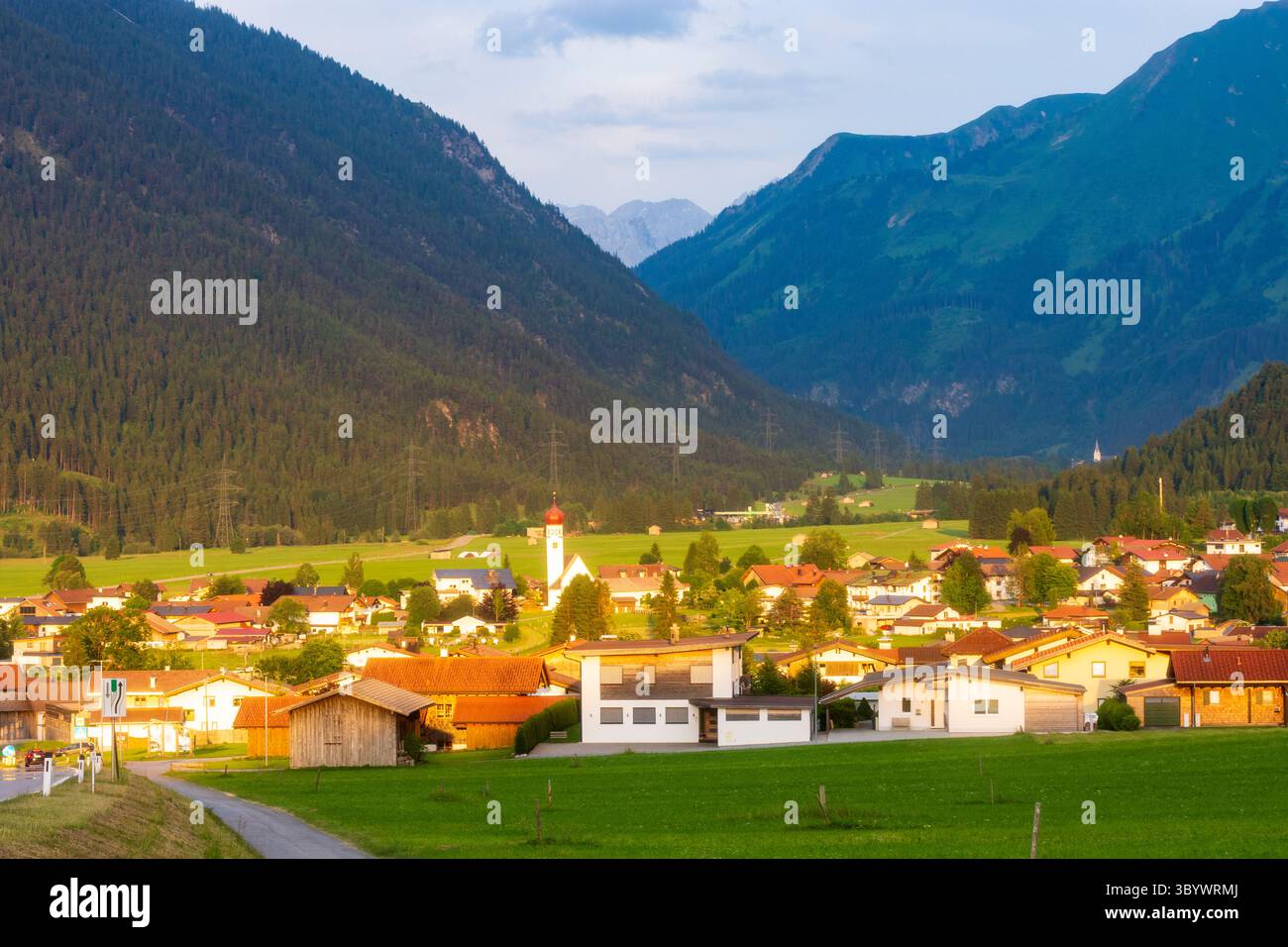 Heiterwang: Villaggio e chiesa Heiterwang, valle di Grundbach, zona di Zwischentoren, Außerfern in Tiroler Zugspitz Arena, Tirolo, Austria Foto Stock